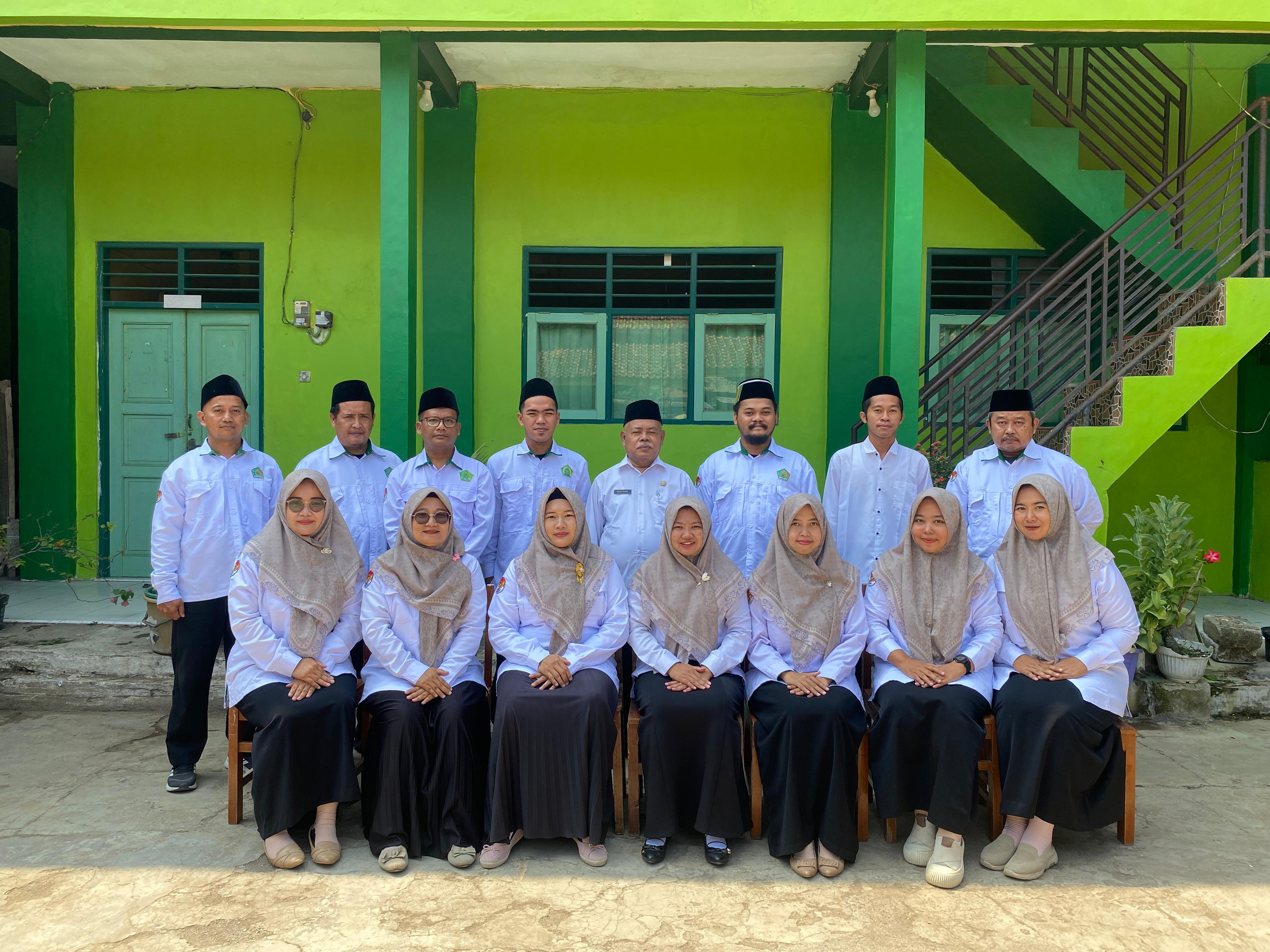 Keluarga Besar MTs Ma'arif NU Sragi